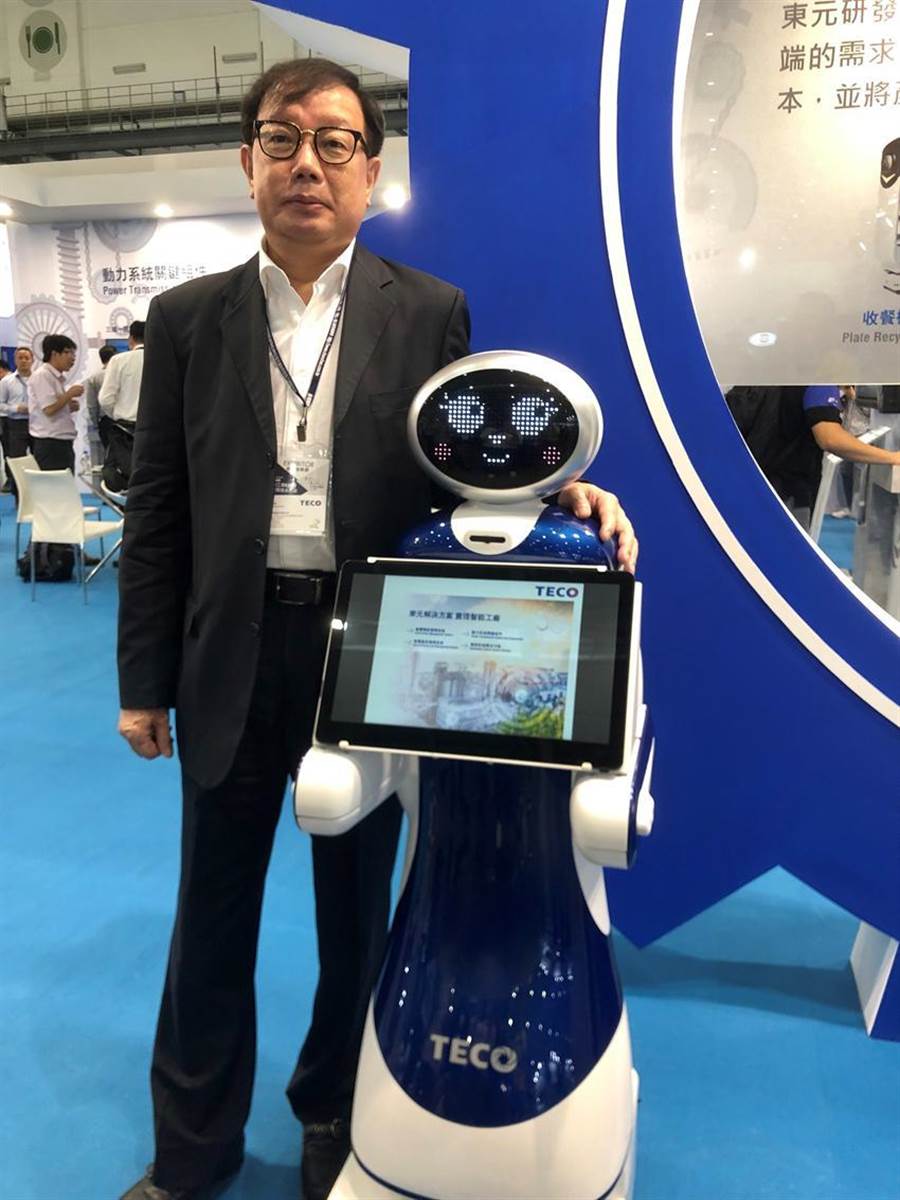 東元電機(jī)新開發(fā)導(dǎo)覽機(jī)器人今首度曝光，負(fù)責(zé)全桉的東元協(xié)理林勝泉。圖／沉美幸