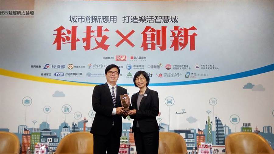 （東元集團董事長邱純枝5日從行政院副院長陳其邁手中，接下臺灣智慧城市發(fā)展協(xié)會頒發(fā)智慧城市卓越貢獻獎。圖／東元集團提供）