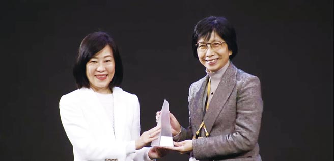 東元電機(jī)以「智慧噴霧防疫機(jī)器人」勇奪臺(tái)灣精品金質(zhì)獎(jiǎng)，由東元電機(jī)邱純枝董事長(zhǎng)（右）受獎(jiǎng)。圖／東元提供